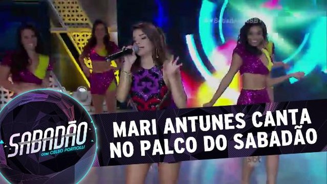Mari Antunes canta no palco do Sabadão