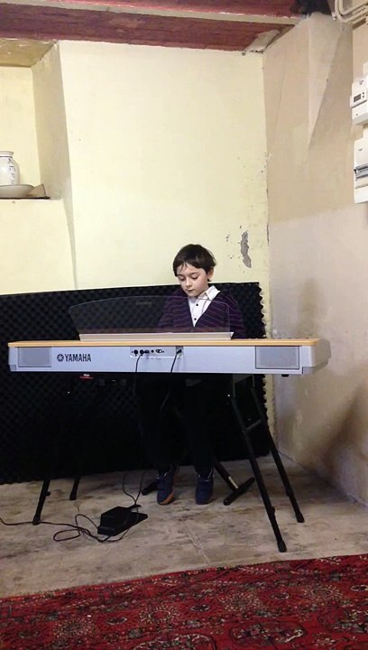 Clément au piano  jouant l étude Gurlitt