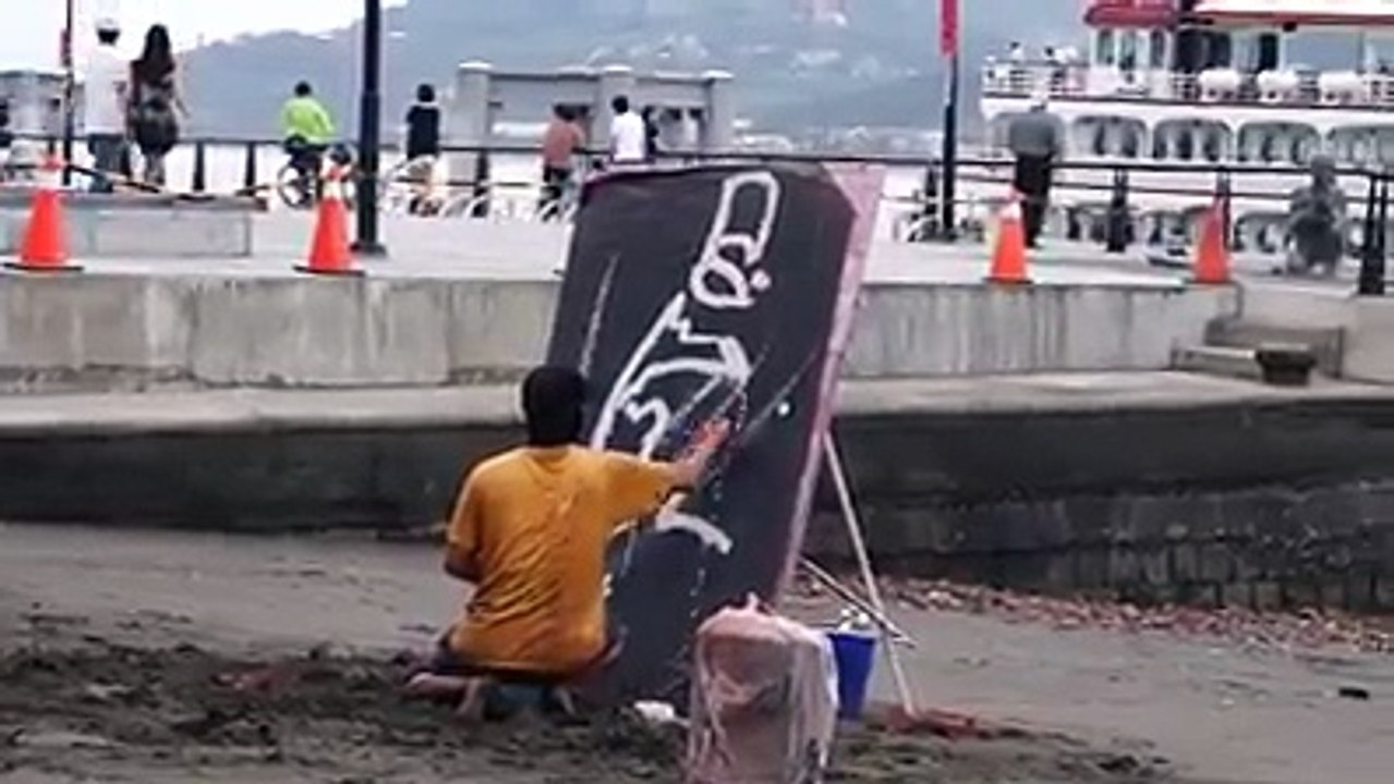 Street Artist Drawing Bruce Lee