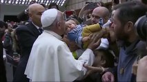 Papa Francesco ritrova un amico tra la folla: reazione imperdibile!