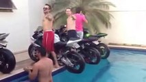 ¡4 motos hacen una cascada de agua en una piscina!