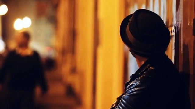 Cet artiste met une claque aux gens qui se garent des parkings pour handicapés ! Bravo !