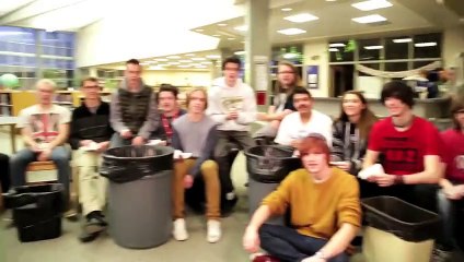 13 mecs avalent des piments dans une bibliothèque ! Le challenge : Ne surtout pas se faire remarquer !