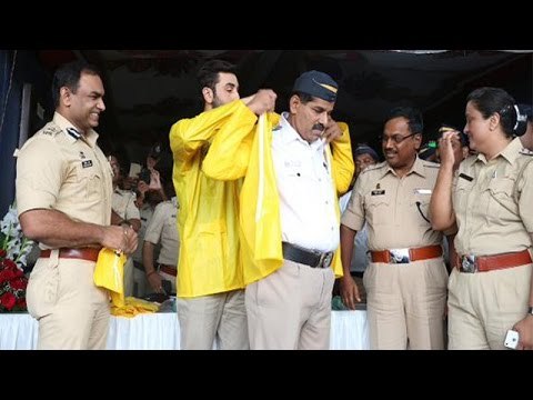 Mumbai Ranbir Kapoor distribute 2000 raincoats to the Mumbai Traffic Police