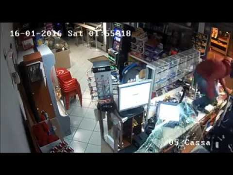 Carinaro (CE) - Furto alla stazione di servizio Eni - Interno (17.01.16)