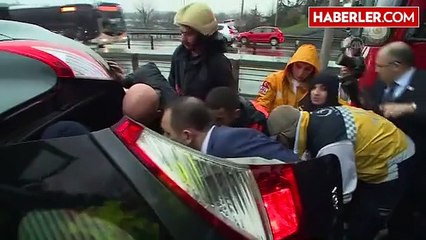 Başbakan Davutoğlu'nun Konvoyu, Yaralamalı Trafik Kazasını Görerek Bir Süre Durdu (2)