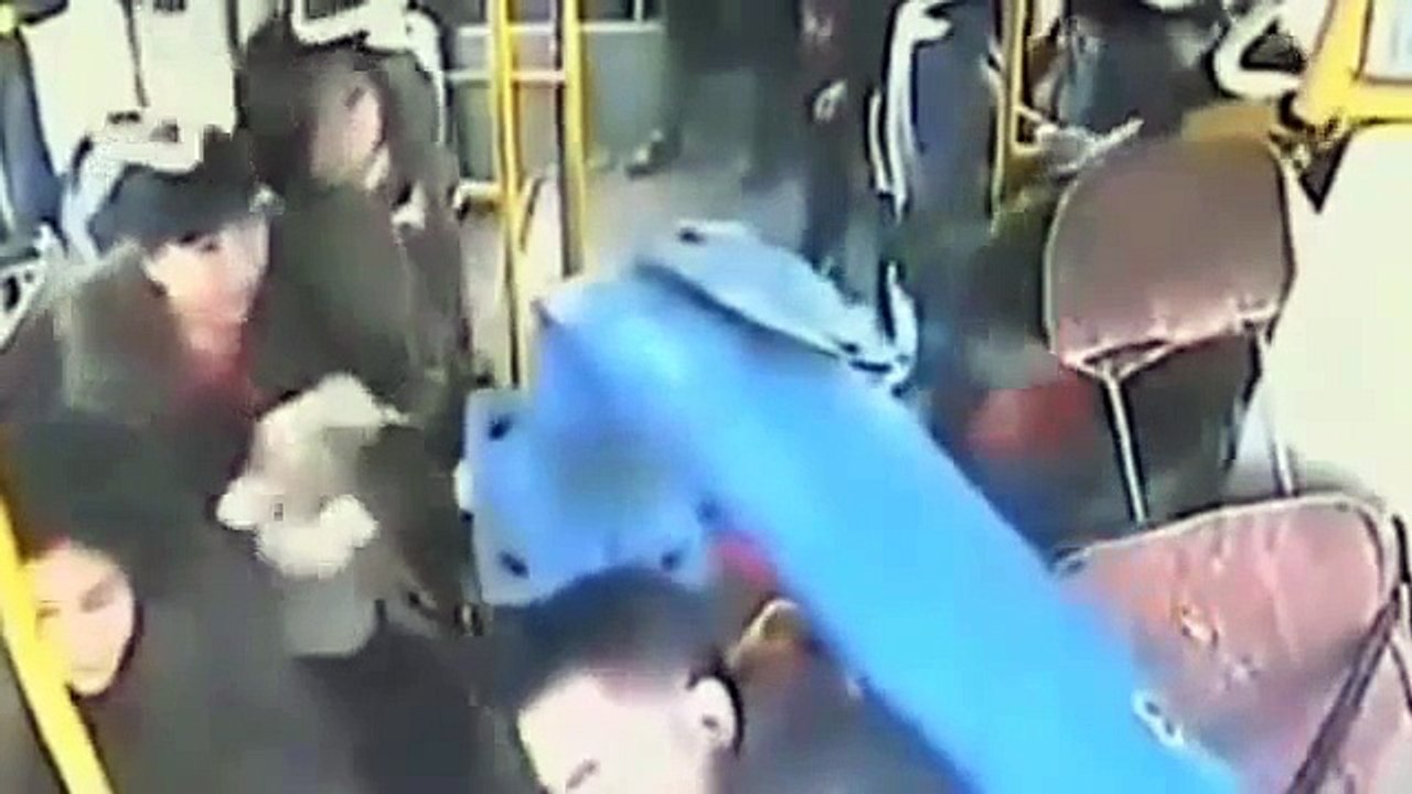 【衝撃事故】自動車事故の瞬間動画　中国間一髪