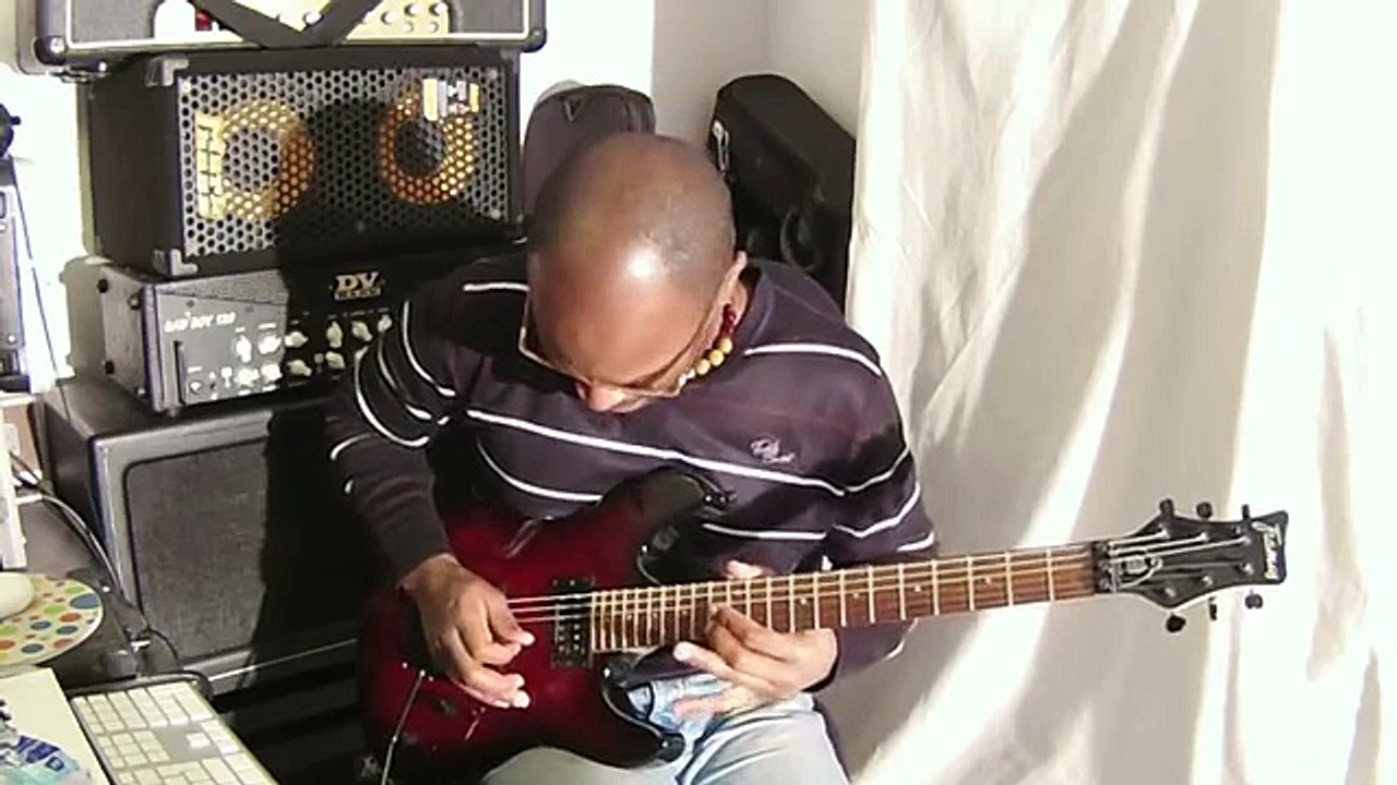 Yann Negrit joue une reprise de « All By Myself » à la guitare électrique