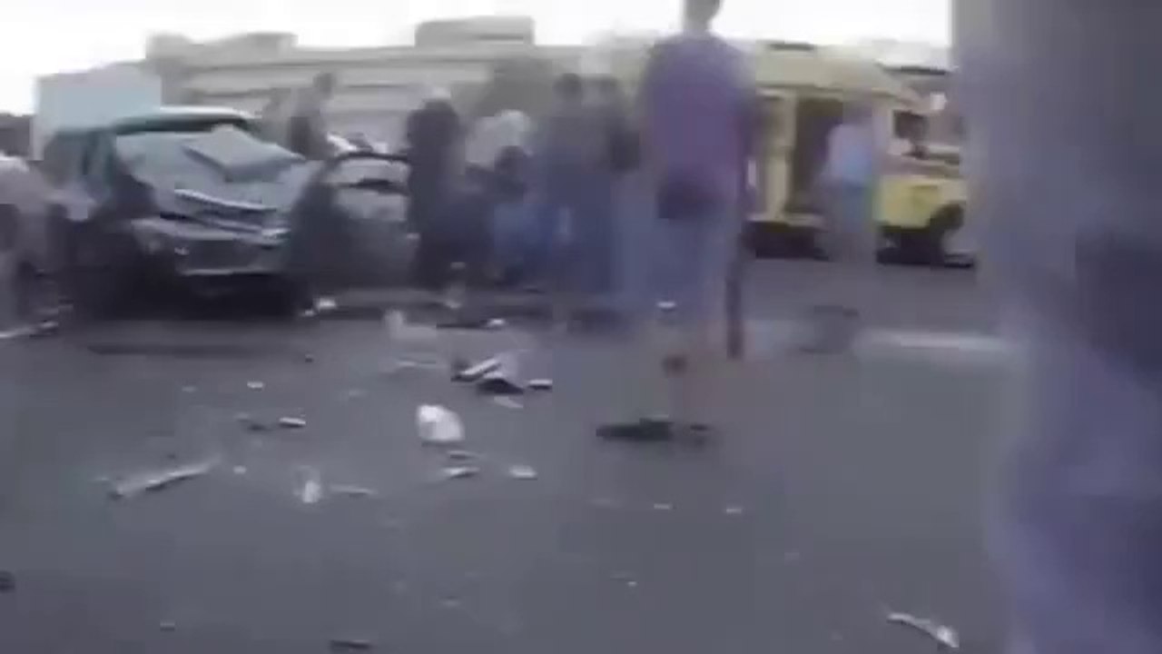【衝撃映像】パンツが丸出しになってしまっているがそれどころではないロシア美女