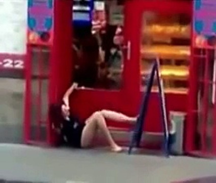 世界のおもしろ動画 【崖から落ちる酔っ払い女性】　ハプニング映像