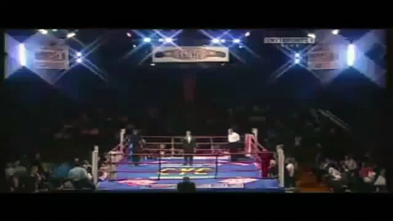 خمسة دقايق أو هو يفلم عليه تفرج العرض كي بدا مسكين بدموع