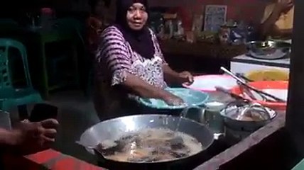 Kızgın Yağa Elini Sokarak Çalışan Kadın