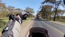Circulation dangereuse à moto au Kenya