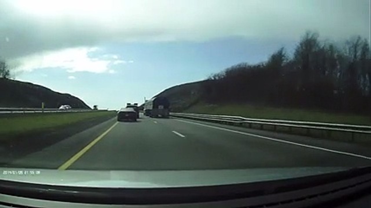 Trafikte Yol Verilmeyince Sinirini Bakın Nasıl Çıkardı.. Yok