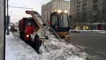 Yol kenarındaki karların kamyona yüklenmesi