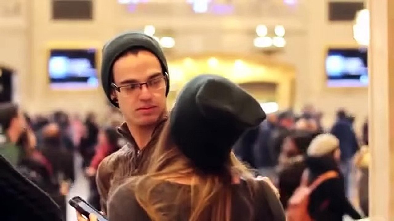 Une belle fille embrasse des inconnus par surprise à  New York