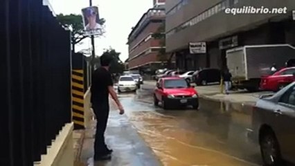 Su birikintisini geçmenin en kurnazca yolu! Yok Böyle Bir Şe