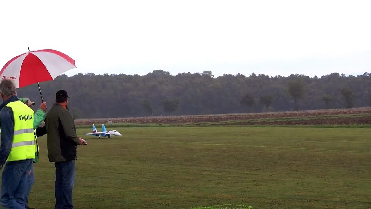 SU 27 FLANKER RUSSIAN RC SCALE MODEL TURBINE JET FLIGHT IN THE RAIN / Mega RC Airshow Gött