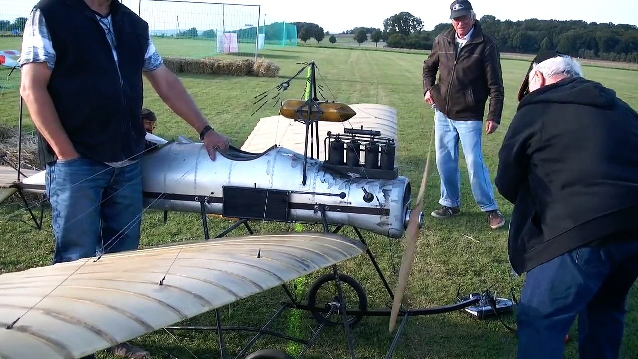 FOKKER SPINNE 1911 GIGANTIC RC SCALE MODEL OLDTIMER FLIGHT DEMO / Mega RC Airshow Göttinge