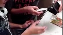 Enfants vs Walkman à cassette