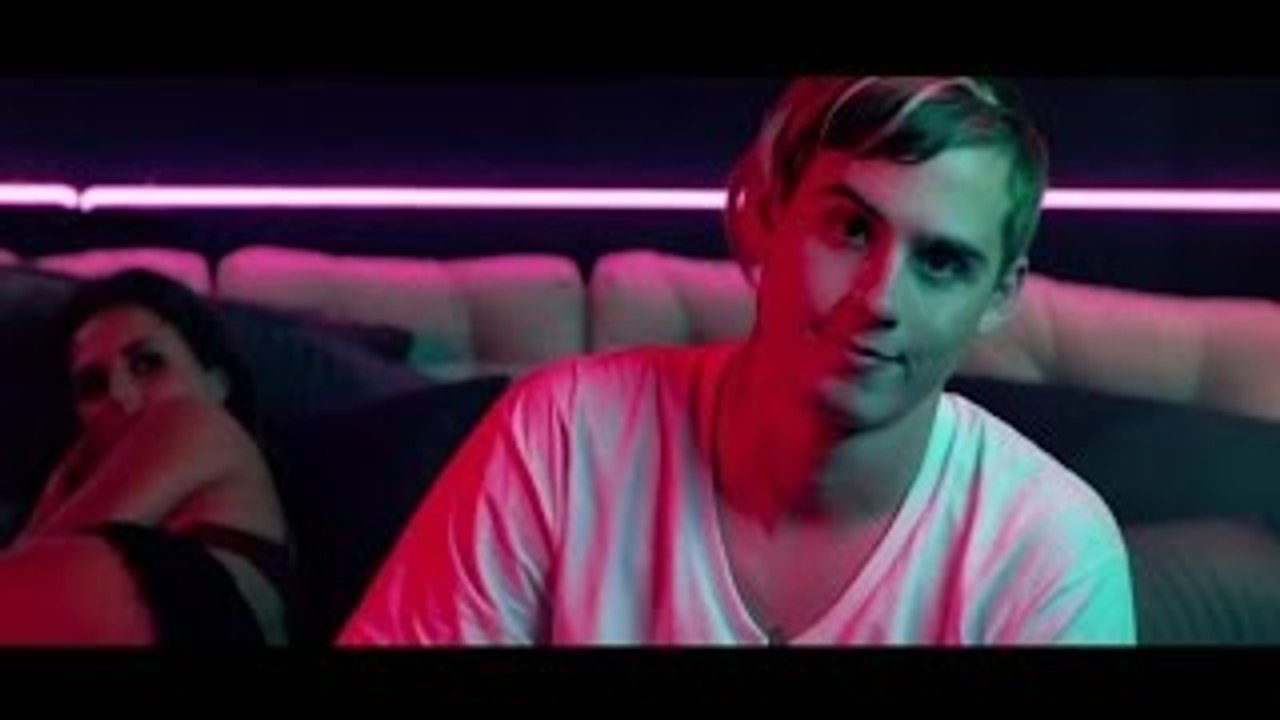 Justin Bieber - What Do You Mean? (Parody) Key of Awesome #101