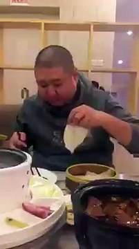 Le plus gros mangeur que j'ai vu - Machine à Manger - Eating Machine