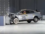 2006 Volkswagen Passat moderate overlap IIHS crash test