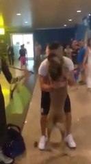 Un chien  rencontre son maître après une longue absence, très touchant