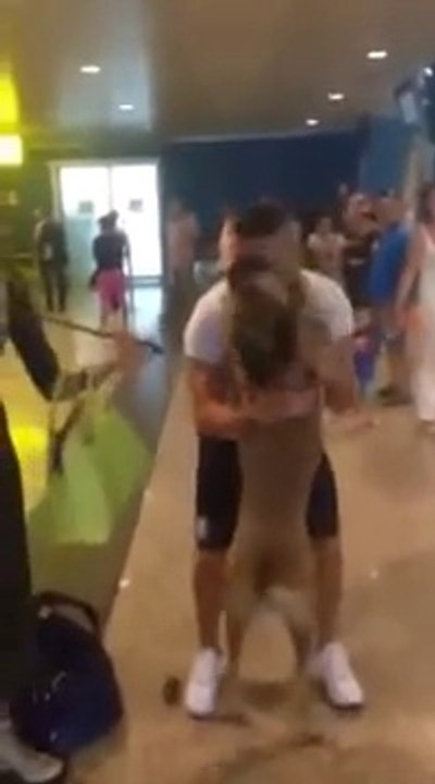 Un chien  rencontre son maître après une longue absence, très touchant