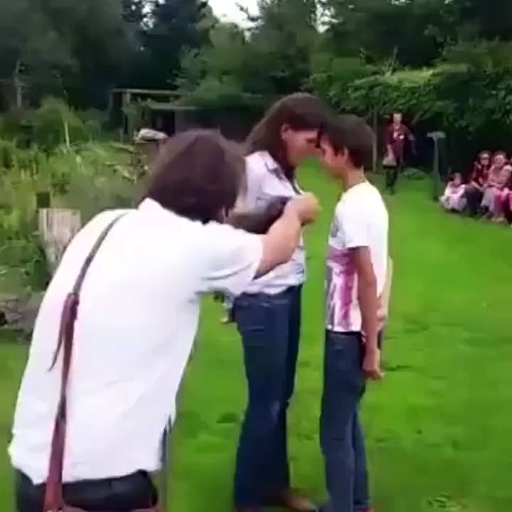 Halcon pasa entre dos personas