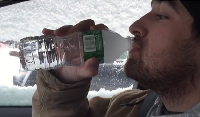 Sa bouteille d'eau se congèle totalement après l'ouverture