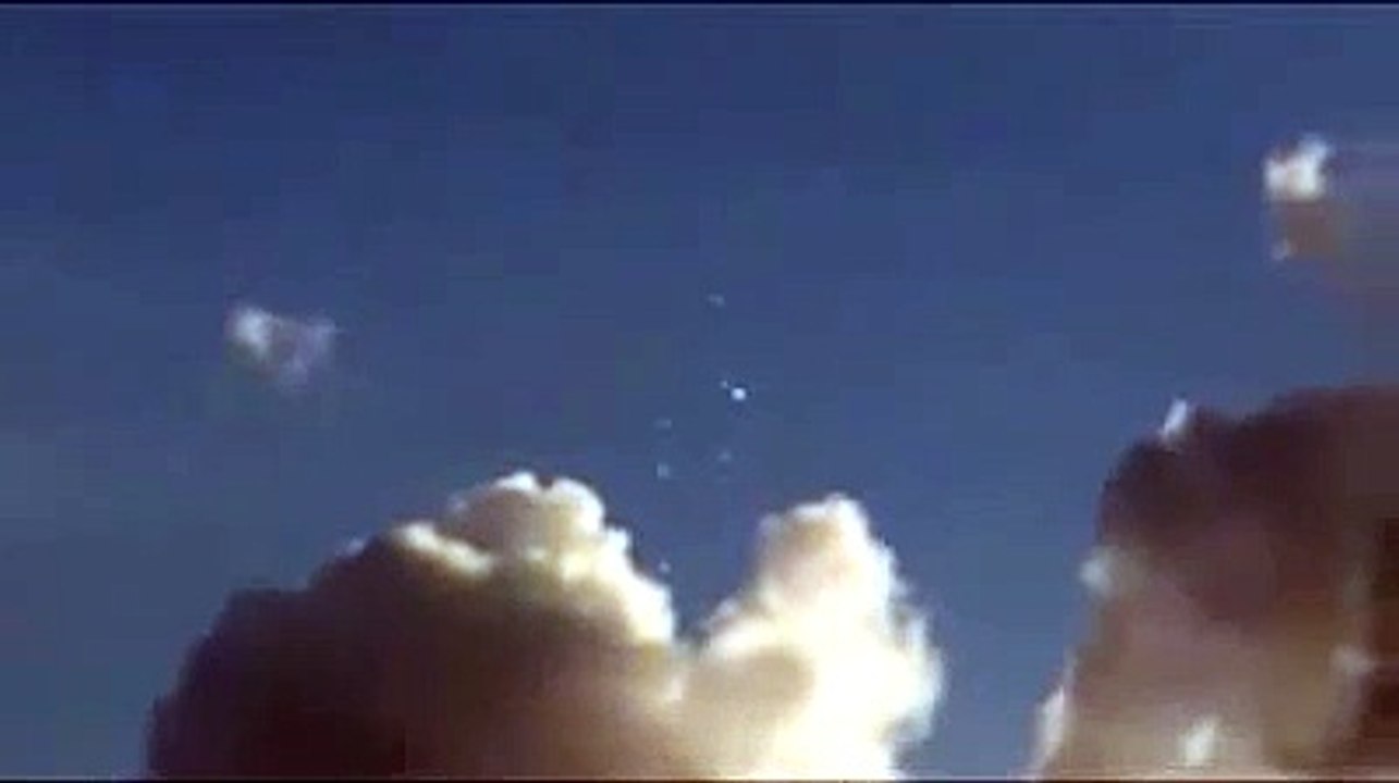 ultimos OVNI EN TSUNAMI JAPON 2011 / UFO IN JAPAN TSUNAMI 2011 NEW NO ES HELICOPTERO