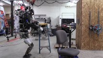 Un robot humanoïde nettoie une maison - Robot Atlas
