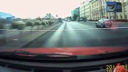 【衝撃映像】　海外自動車事故　衝撃クラッシュシリーズ　決定的瞬間　No 1