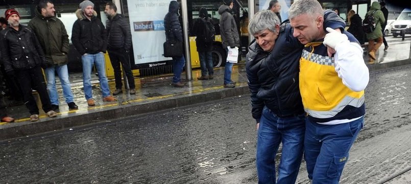 Merter'de metrobüs kazası... Yaralılar böyle taşındı