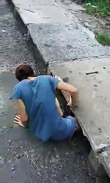 Elle se faufile dans un égout pour secourir un chaton