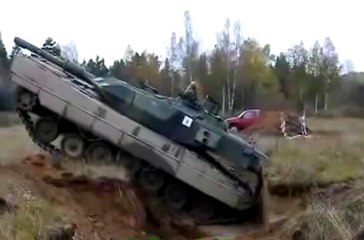 Hendek Canavarı Tank Önüne Çıkan Tüm Engelleri Geçti