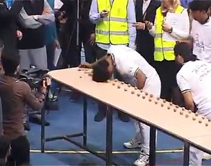 Record: ouvrir 155 noix avec sa tête en 1 minute