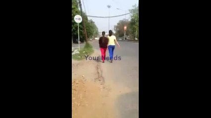 2 larkion ko chaira 2 larko ne road per!