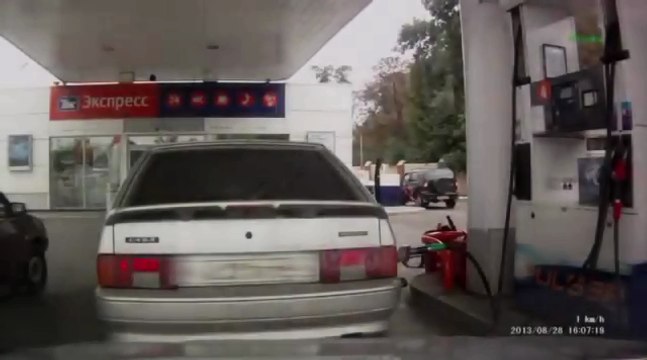 Блондинка отжигает на заправке )))