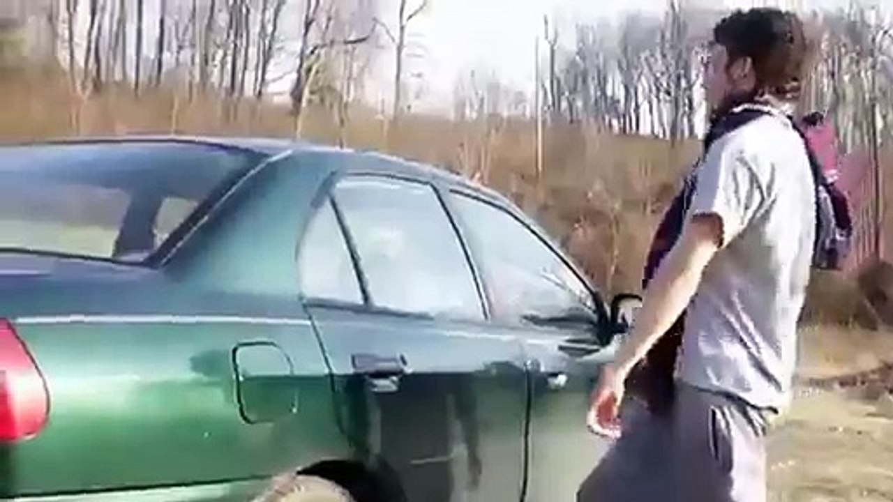 Il essaye de casser une vitre de voiture avec sa tête