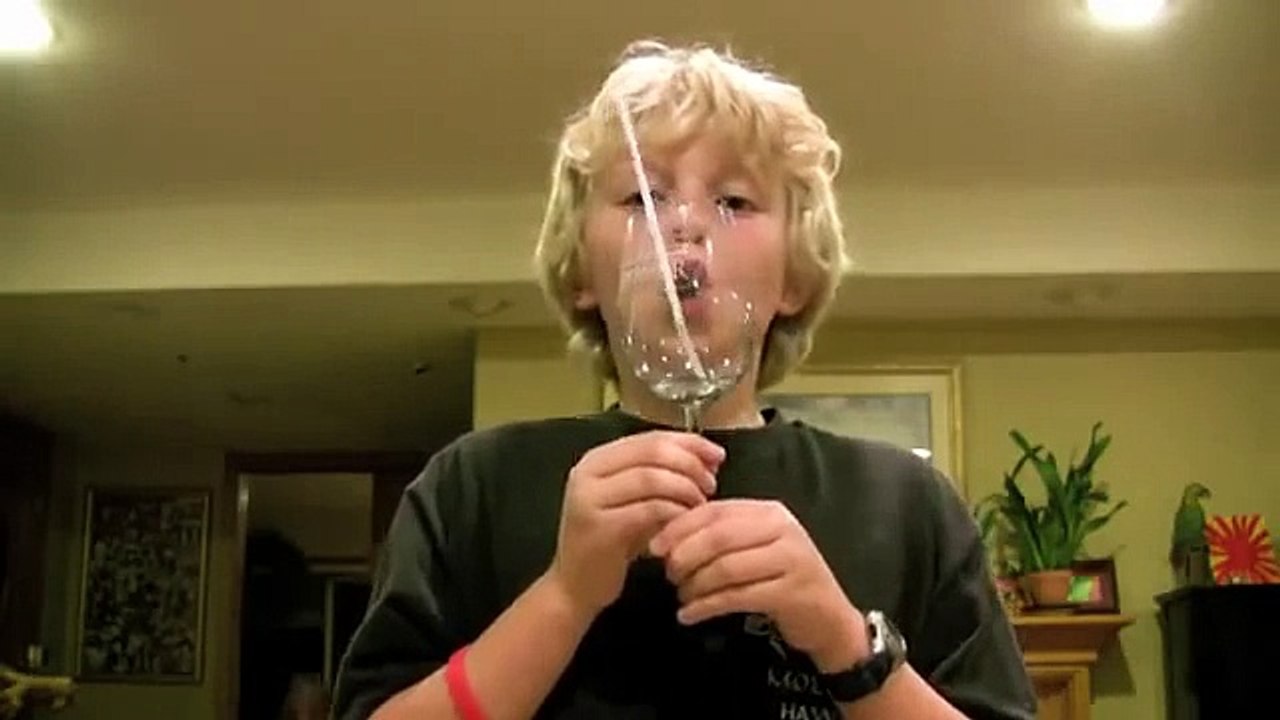 Ce garçon casse un verre avec sa voix