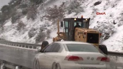 İzmir Ani Bastıran Kar, İzmir Manisa Yolunu Trafiğe Kapattı 2