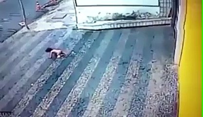 14 Month Old Brazilian Baby Survived After Falling From The Building - CCTV_2