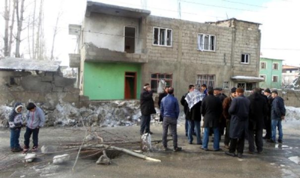 Van'da Polis Aracına Saldırı Yapıldı, 20 Ev Hasar Gördü