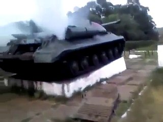 【ウクライナ】記念館にあったIS 3(スターリン３号重戦車)が復活、エンジンがかかる半世紀前のタンクをご覧ください【内戦】
