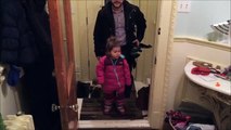 Comment retirer les bottes de sa fille à une main... Un papa