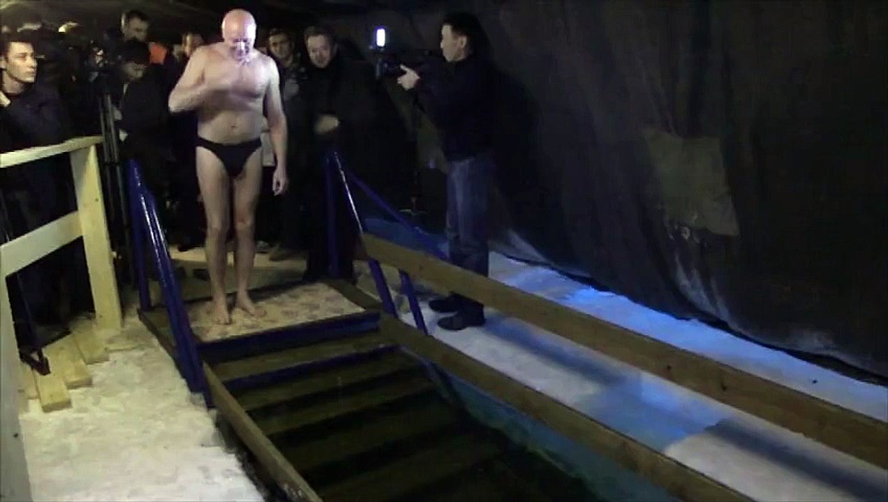 Un bain glacé en pleine Sibérie pour l'Épiphanie