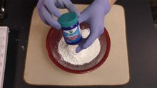 Ele deita 1 colher de Vick Vaporub na taça, e a seguir... Que resultado fantástico! Que génio!
