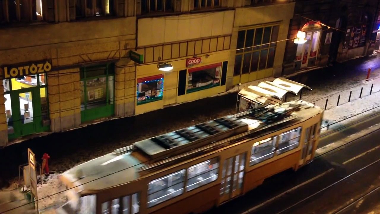 Un homme ivre rate le tramway